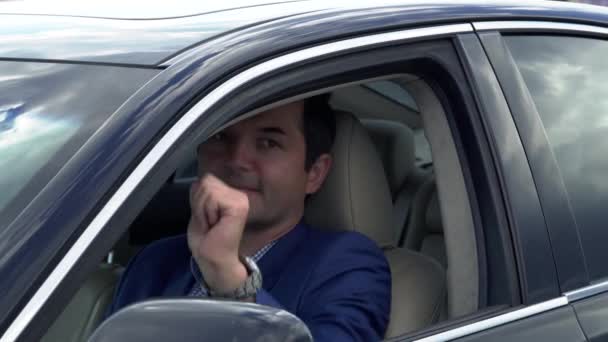 Beau homme souriant dans la voiture — Video