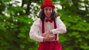 Tahta bacaklar ve parkta hokkabazlık komik genç MIME yürür