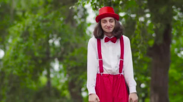 Zabawny mime spacery na szczudłach i taniec — Wideo stockowe