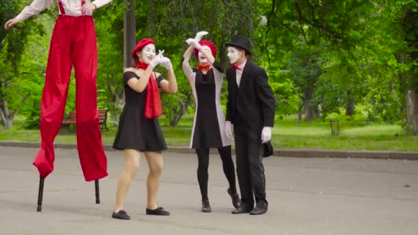 Εταιρεία του mimes κάνουμε παράσταση στο πάρκο — Αρχείο Βίντεο