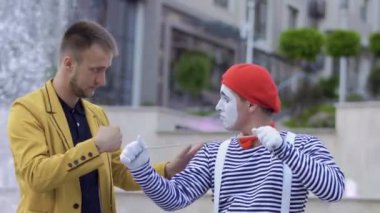 Gösterilen illüzyonist yüzükle hüner ve MIME için ip