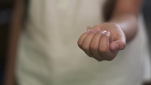 Malá holka ukazuje naslouchátko na palm — Stock video