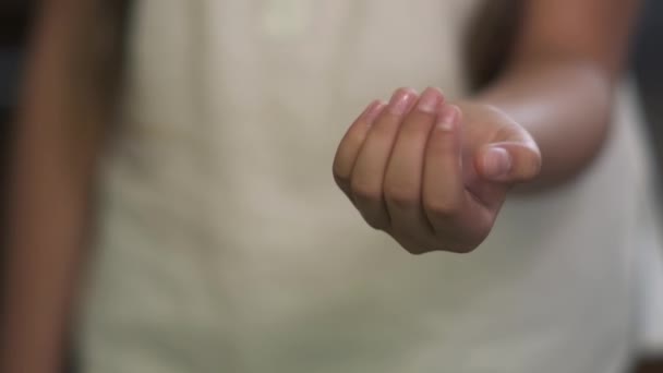 Menina mostra um aparelho auditivo em uma palma — Vídeo de Stock