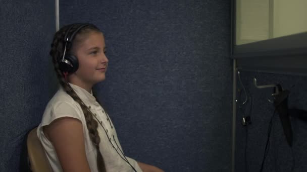 Маленькая девочка проходит тест на слух — стоковое видео