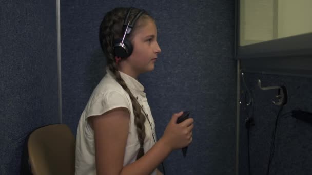 Den lille jenta gjennomgår en hørselstest – stockvideo