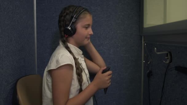 Gadis kecil menjalani tes pendengaran. — Stok Video