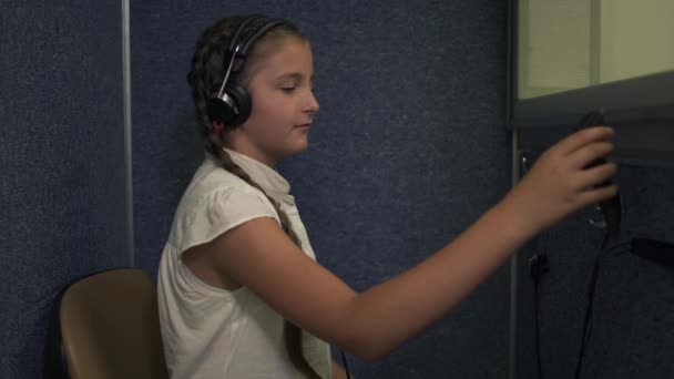 Kleines Mädchen unterzieht sich einem Hörtest — Stockvideo