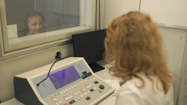 Lægen kontrollerer hørelsen med udstyr – Stock-video
