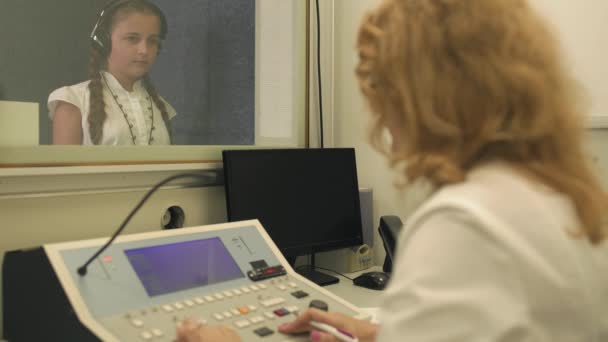 Doctor checks the hearing with equipment — Stock Video