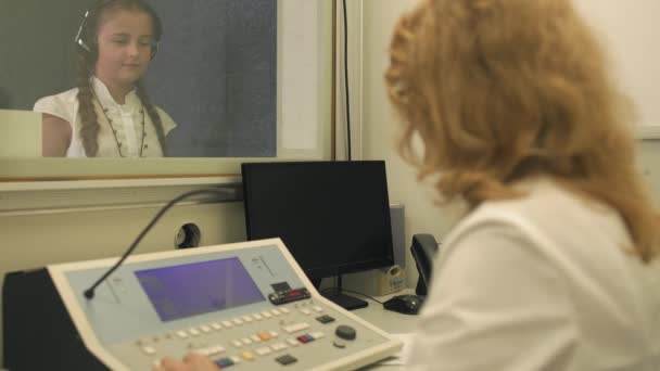Il medico controlla l'audizione con attrezzature — Video Stock