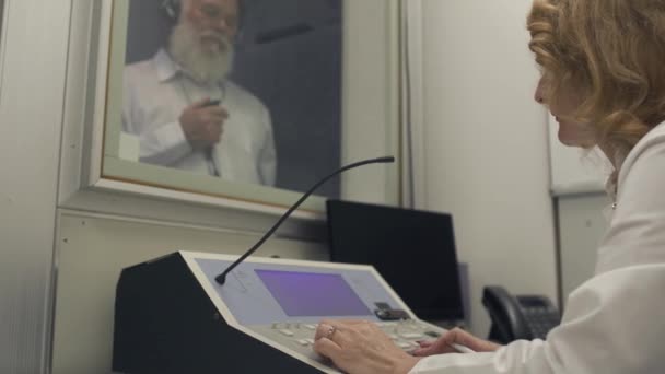 Lékař kontroluje slyšení s vybavením — Stock video