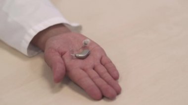 İşitme cihazı Merkezi el avuç