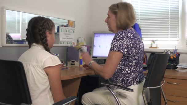 Surdopedagogos conduce clases con adolescente — Vídeo de stock