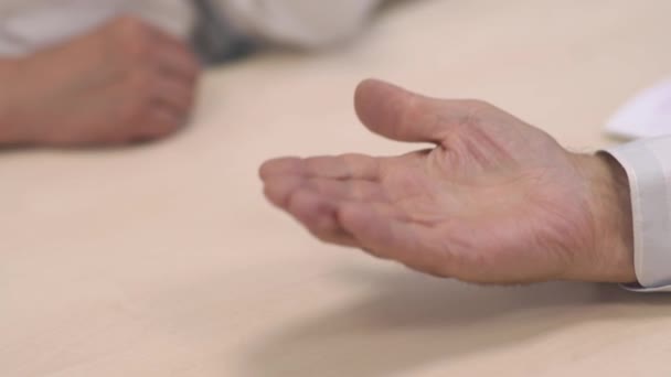 Apparecchio acustico nel palmo del centro della mano — Video Stock