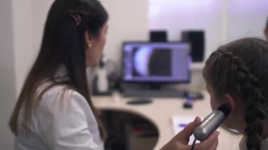 Küçük kız işitme denetler