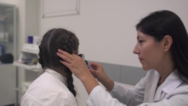 L'infirmière examine l'oreille d'une fille — Video