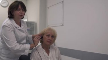 Yetişkin bir kadın kulak profesyonel tıbbi testleri