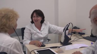 Yetişkin bir kadın kulak profesyonel tıbbi testleri