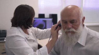 Yetişkin bir adam kulak profesyonel tıbbi testleri