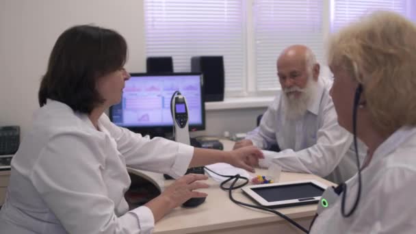 Mediziner testet das Ohr einer erwachsenen Frau — Stockvideo