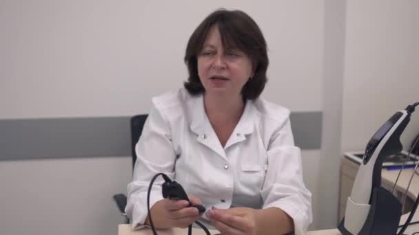 Enfermeira consulta um homem adulto sobre procedimento médico — Vídeo de Stock