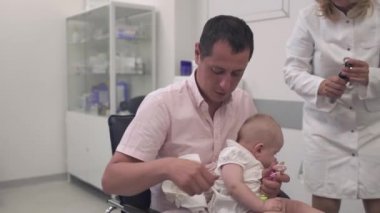 Hemşire bebek inceliyor