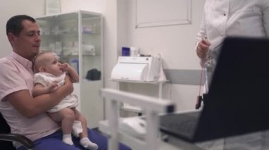 Sevgi dolu baba küçük kızı hastanede kollarında tutar