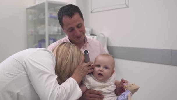 Verpleegkundige bespreekt een baby — Stockvideo