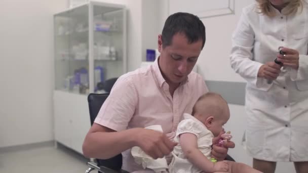Sjuksköterska undersöker en baby — Stockvideo