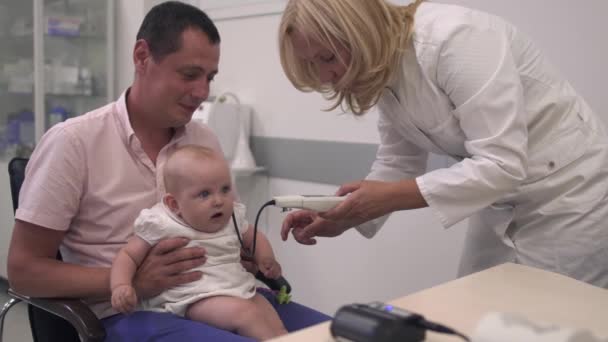 Verpleegkundige bespreekt een baby — Stockvideo