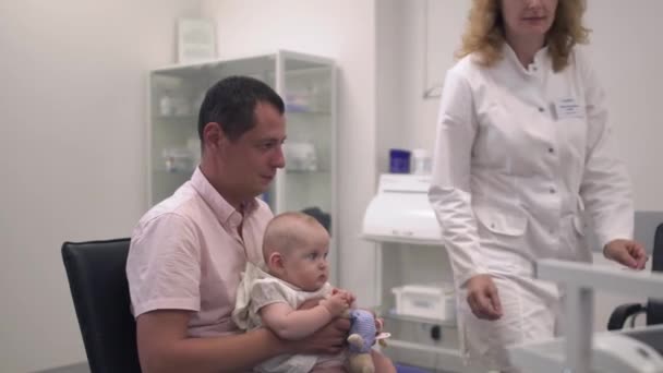 Kärleksfull Fader håller sin lilla dotter i armarna på sjukhuset — Stockvideo