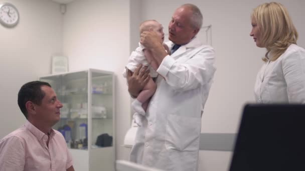 Bambino con padre in ospedale — Video Stock