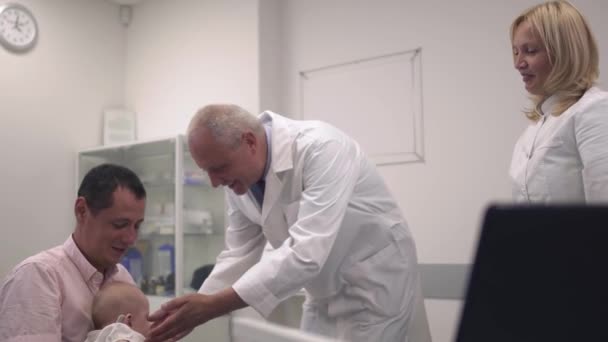 Bébé avec père à l'hôpital — Video