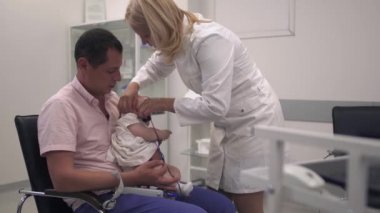 Sevgi dolu baba küçük kızı hastanede kollarında tutar