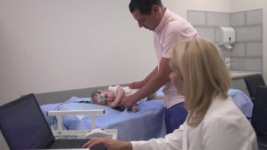 Çocuk onun ağız ve baş tıbbi sensörlerde bir emzik ile