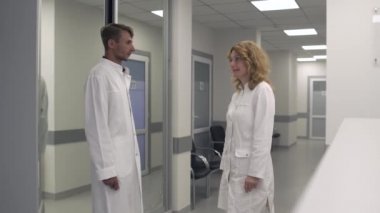 İki doktor tıp merkezine koridorda iletişim