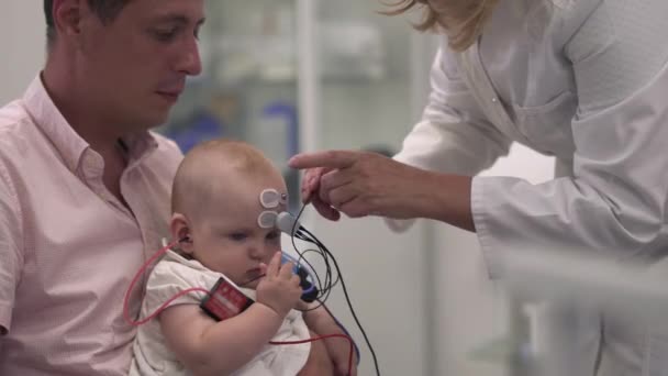 Baby med far på sjukhus — Stockvideo