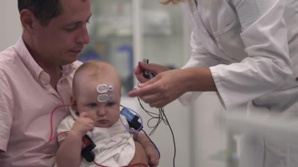 Sevgi dolu baba küçük kızı hastanede kollarında tutar — Stok video