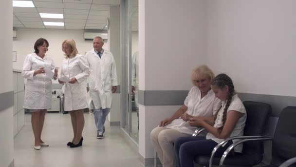 In der Halle des Krankenhauses — Stockvideo