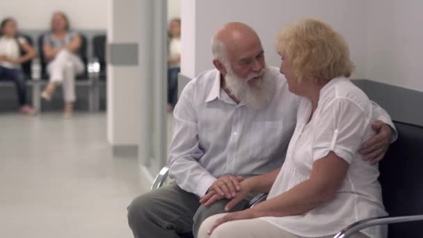 Hastanenin koridorda yetişkin çift — Stok video
