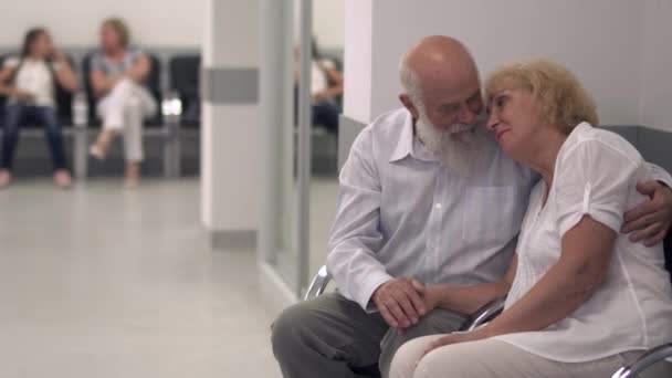 Volwassen paar in de hal van het ziekenhuis — Stockvideo