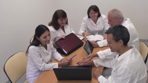 Conferência de médicos na sala de reuniões — Vídeo de Stock