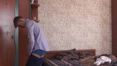 Genç adam yatak altına koyar