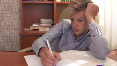 Çocuk evde ders çalışıyor