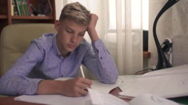 Çocuk evde ders çalışıyor