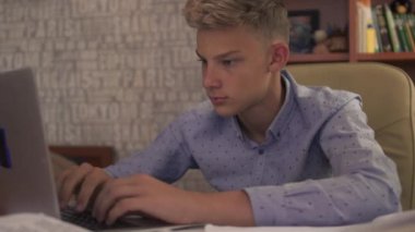 Genç adam ile dizüstü bilgisayar üzerinde