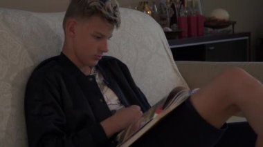 Genç adam evde kitap okuma