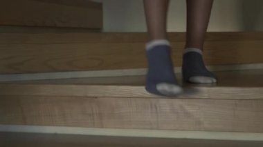 Genç adam merdivenlerden aşağı yürüyor