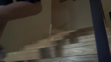 Genç adam merdivenlerden yukarı yürür