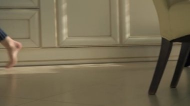 Kadın köpeğini evde çağırır.